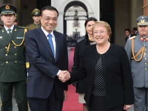 Chinas-Premier-Li-Keqiang-wird-von-der-chilenischen-Praesidentin-Michelle-Bachelet-in-Santiago-empfangen
